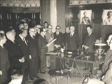 Παράδοση του σχεδίου του αναθεωρημένου Συντάγματος στον Πρωθυπουργό Γεώργιο Παπαδόπουλο από την επιτροπή Μητρέλια.