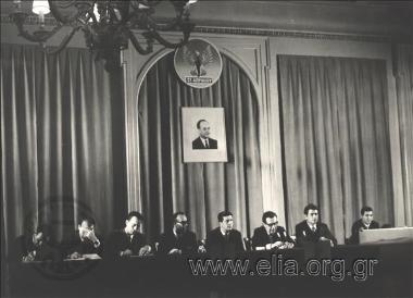 Ο γενικός γραμματέας Τύπου και Πληροφοριών της κυβέρνησης Γεωργίου Παπαδόπουλου, Β. Σταματόπουλος, απευθύνει λόγο προς τους ανταποκριτές του ελληνικού και ξένου τύπου στα εγκαίνια της αίθουσας για τους ξένους δημοσιογράφους και ανταποκριτές στη 