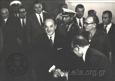 Ο Γεώργιος Παπαδόπουλος προσερχόμενος σε εκδήλωση.