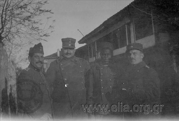 Έλληνες αξιωματικοί ποζάρουν με αφρικανό στρατιώτη των γαλλικών συμμαχικών στρατευμάτων.