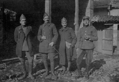 Ομάδα αξιωματικών. Πρώτος δεξιά ο Ηλίας Κουμετάκης.