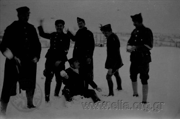 Στρατιωτικοί παίζουν στο χιόνι.