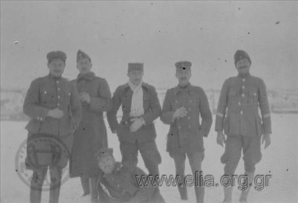 Στρατιωτικοί (Γάλλοι;) ποζάρουν στο χιόνι.