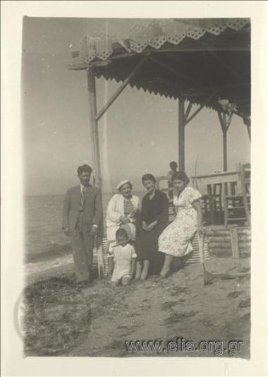 Η Φωφώ Στογιάννου σε ομαδικό πορτραίτο.