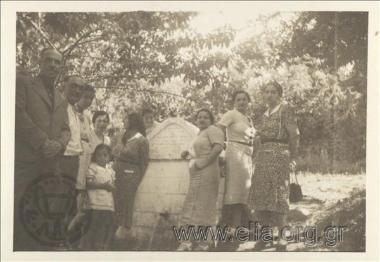 Η Φωφώ Στογιάννου-Αναγνωστοπούλου σε ομαδικό πορτραίτο.