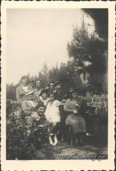 Η Φωφώ Στογιάννου-Αναγνωστοπούλου σε ομαδικό πορτραίτο.