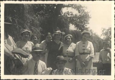 Η Φωφώ Στογιάννου-Αναγνωστοπούλου σε ομαδικό πορτραίτο.