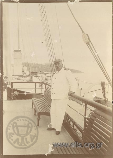 Ο πλοίαρχος Δημήτριος Βουδούρης ακουμπισμένος στην κουπαστή της βασιλικής θαλαμηγού 