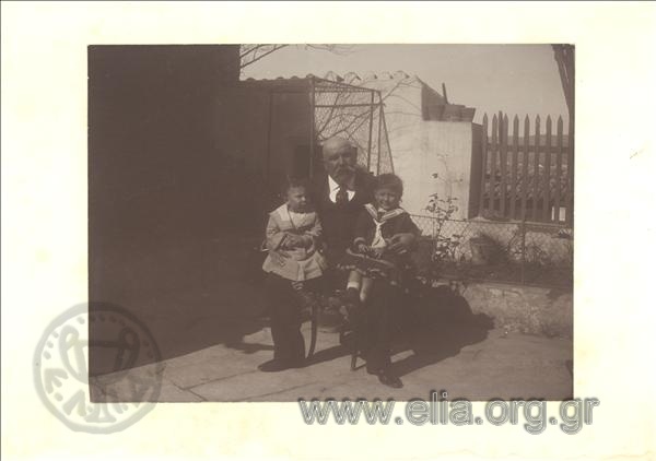 Ο Δημήτριος Βουδούρης με τα δύο παιδιά του.