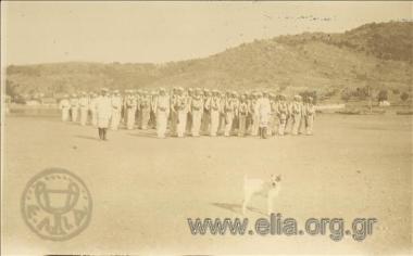 Ναυτικό άγημα παρουσιάζει όπλα.