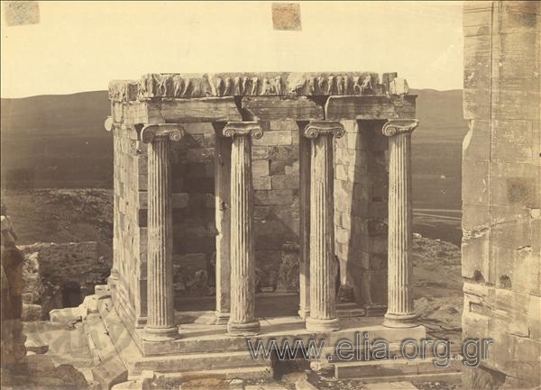Ο Ναός της Αθηνάς Νίκης από ανατολικά. Διακρίνεται στο εσωτερικό του η ανάγλυφη πλάκα της 