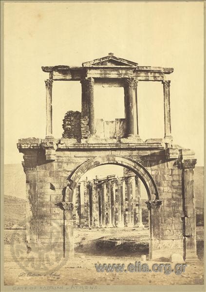 Η Πύλη του Αδριανού και ο ναός του Ολυμπίου Διός στο βάθος.