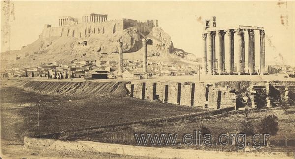 Ο ναός του Ολυμπίου Διός και η Ακρόπολη στο βάθος.