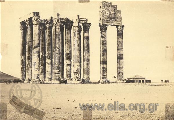 Ο ναός του Ολυμπίου Διός. Διακρίνεται η σκήτη του στυλίτη και το καφενείο που βρισκόταν στο χώρο.