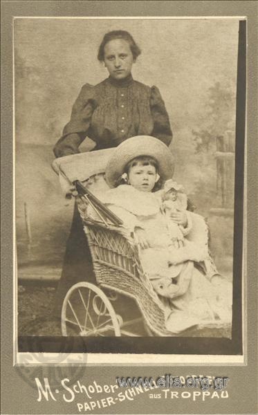 Η Ελένη Κ. Διγενή σε  παιδικό καροτσάκι.