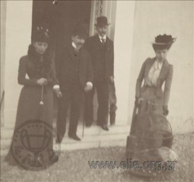 Ο Κίμων και η Αικατερίνη Διγενή στην είσοδο κατοικίας.