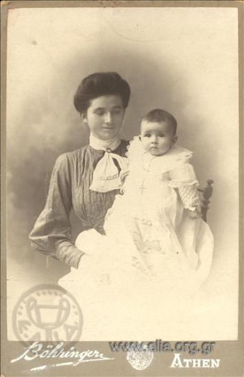 Η Ελένη Κ. Διγενή, μωρό, στην αγκαλιά μίας γυναίκας.