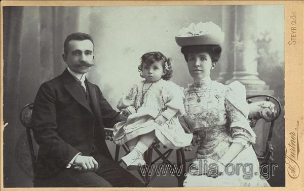 Οικογενειακό πορτραίτο: Κίμων, Αικατερίνη και η μικρή Ελένη Διγενή.