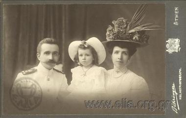 Οικογενειακό πορτραίτο: Κίμων, Αικατερίνη και η μικρή Ελένη Διγενή.