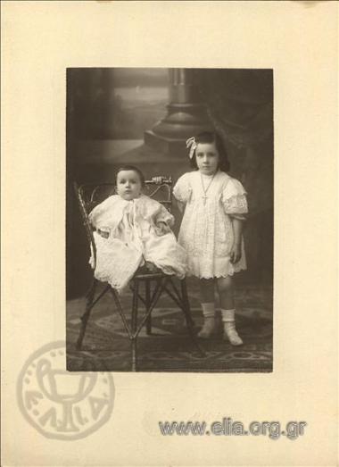 Οι μικρoί Φώτιος (Τάκης) και Ελένη Διγενή.