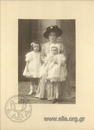 Οι μικρoί Φώτιος (Τάκης) και Ελένη Διγενή και μία γυναίκα (συγγενής;).