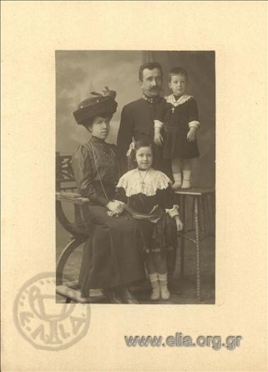 Οικογενειακό πορτραίτο: Κίμων, Αικατερίνη, Ελένη Διγενή και ο Φώτιος(Τάκης) Διγενής.