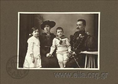 Οικογενειακό πορτραίτο: Κίμων, Αικατερίνη, Ελένη Διγενή και ο Φώτιος(Τάκης) Διγενής.