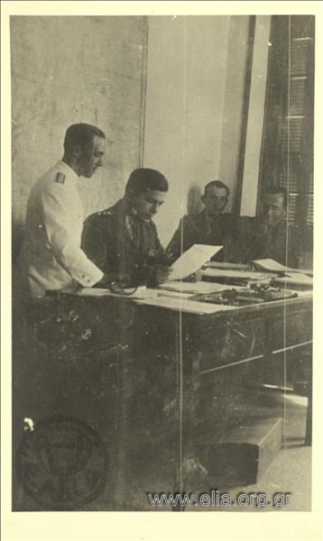Ο λοχαγός Στέφανος Δούκας και στρατιωτικοί σε γραφείο.