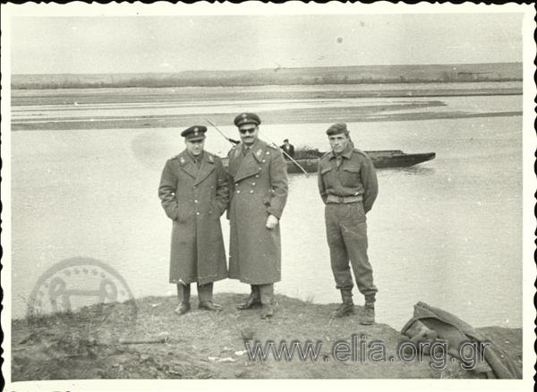 Ο ταξίαρχος Στέφανος Δ. Δούκας και δύο στρατιωτικοί στις όχθες του ποταμού Άρδα.