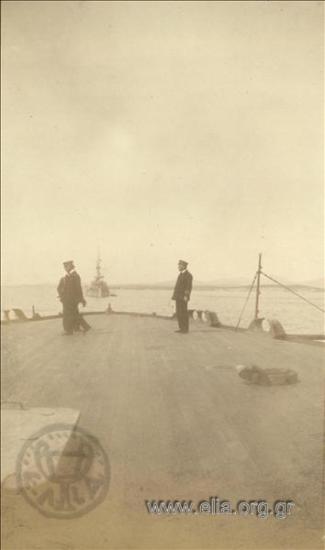 O Υποναύαρχος Παύλος Κουντουριώτης, ο Αντιπλοίαρχος Σοφοκλής Δούσμανης και ο Πλωτάρχης Βούλγαρης στο κατάστρωμα του 