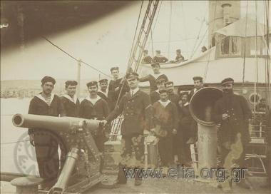 Ναύτες και υπαξιωματικός (Δόκιμος Κελευστής;) στο κατάστρωμα του οπλιταγωγού 