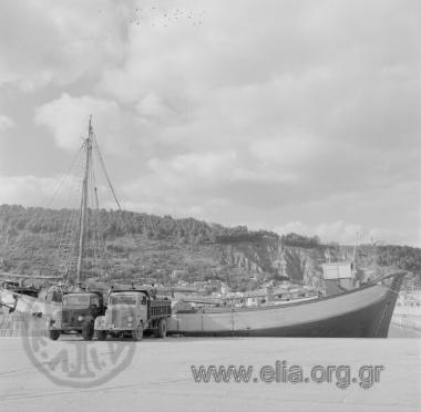 Λιμένας Ζακύνθου. Πίσω, ο λόφος της Μπόχαλης.