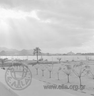 Η πλατεία Σολωμού. Στο βάθος διακρίνεται το καμπαναριό του Αγίου Διονυσίου.