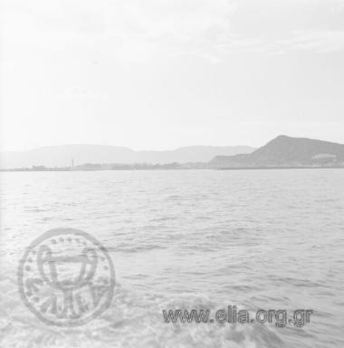 Ζάκυνθος, λήψη από τη θάλασσα. Στο βάθος αριστερά μόλις που διακρίνεται το καμπαναριό του Αγίου Διονυσίου.