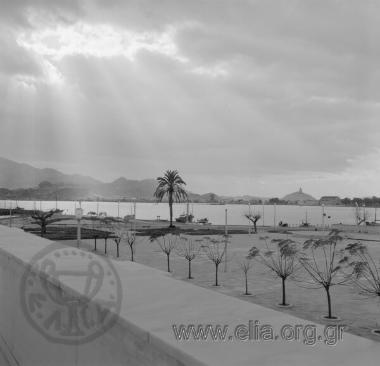 Η πλατεία Σολωμού. Απέναντι, ο ναός του Αγίου Διονυσίου στο νότιο άκρο της πόλης.