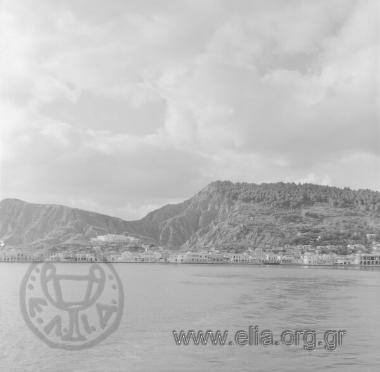 Το λιμάνι και η πόλη της Ζακύνθου. Πίσω, ο λόφος της Μπόχαλης.