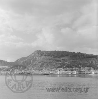 Το λιμάνι και η πόλη της Ζακύνθου. Πίσω, ο λόφος της Μπόχαλης.
