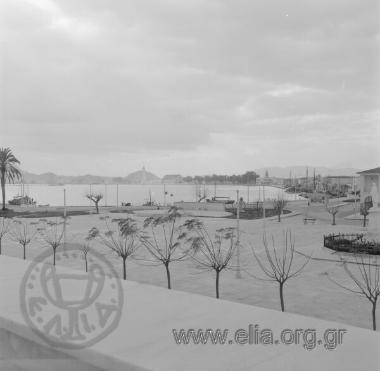 Η πλατεία Σολωμού. Απέναντι, στο νότιο άκρο της πόλης, ο ναός του Αγίου Διονυσίου.