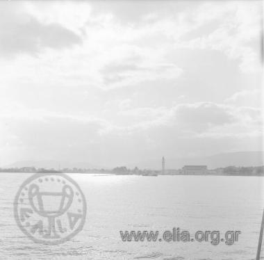 Το λιμάνι της Ζακύνθου. Στο νότιο άκρο της πόλης, ο ναός του Αγίου Διονυσίου.