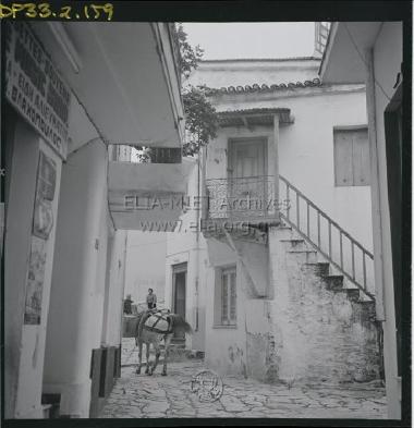 Καλντερίμι. Αριστερά, κατάστημα souvenir και ειδών αλιεύματος του Βλαχόπουλου.