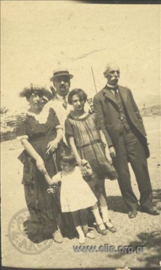 Η Αμαλία Φλέμινγκ σε οικογενειακό πορτραίτο.