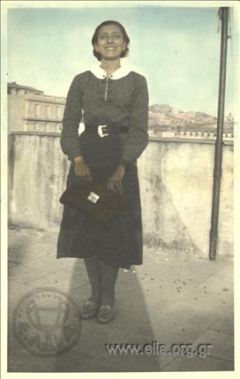 Η Αμαλία Φλέμινγκ με σχολική ποδιά.