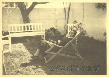 Η Αμαλία Φλέμινγκ με σχολική ποδιά.