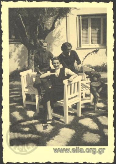 Η Αμαλία Φλέμινγκ με φίλες της.