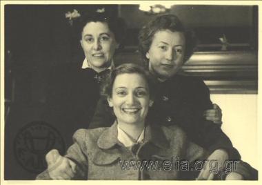 Η Aμαλία Φλέμινγκ με φίλες της.