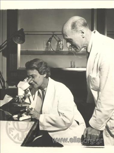 H Αμαλία Φλέμινγκ στο εργαστήριο.