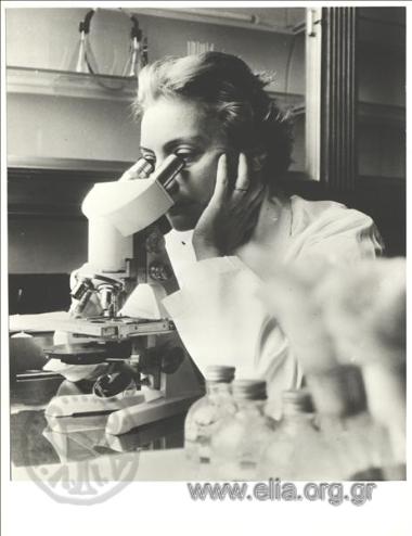 Η Αμαλία Φλέμινγκ μπροστά στο μικροσκόπιο.