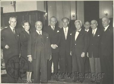 Ο Αλεξάντερ και η Αμαλία Φλέμινγκ σε ομαδικό πορτραίτο.