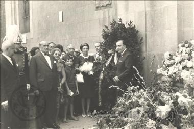 Amalia Fleming next to the monument of Alexander Fleming, in Barcelona.