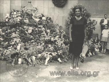 Η Αμαλία Φλέμινγκ στο μνημείο του Αλεξάντερ Φλέμινγκ στη Βαρκελώνη.